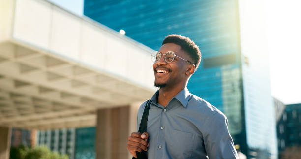 Professionnel souriant, cadre urbain moderne