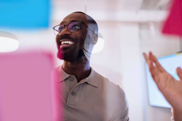 Professionnel au bureau, ambiance lumineuse
