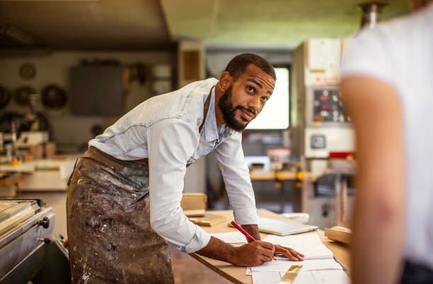 Artisan au travail en atelier